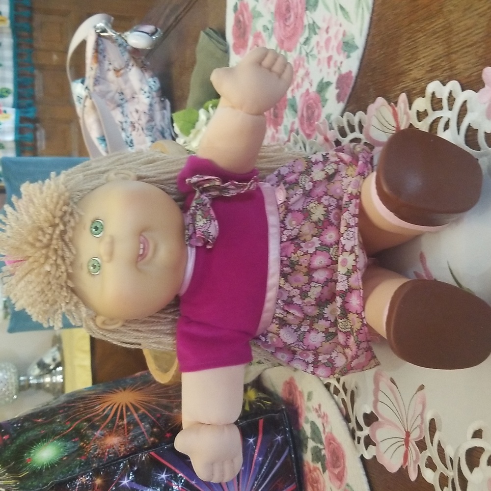 2004 cabbage patch kids girl purple outfit green eyes tan hair